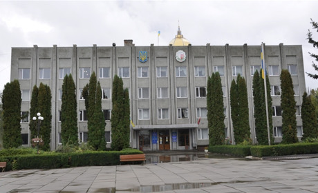 Декларації перших осіб Чортківщини: без особливого шику, як і має личити «слугам народу»