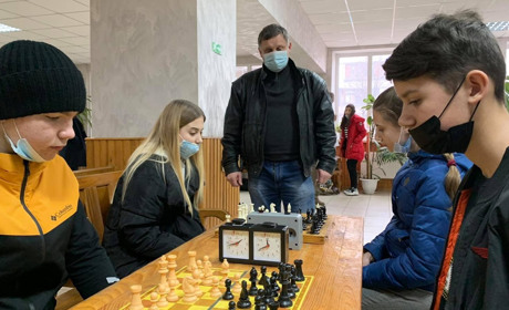 Учні Попаснянської школи № 21 взяли участь у обласних змаганнях з шахів