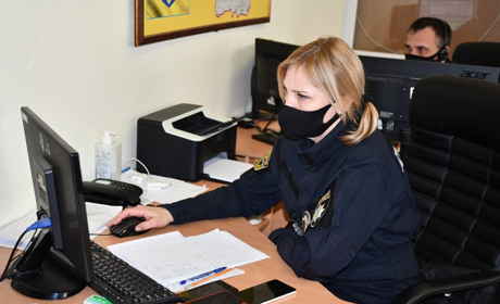 На лінію поліцейської служби «102» за добу телефонують понад 500 луганчан