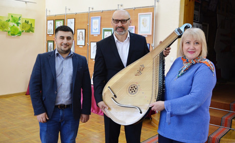 ­­Київські земляки передали в Корюківку бандуру, виготовлену за кресленнями Олександра Корнієвського