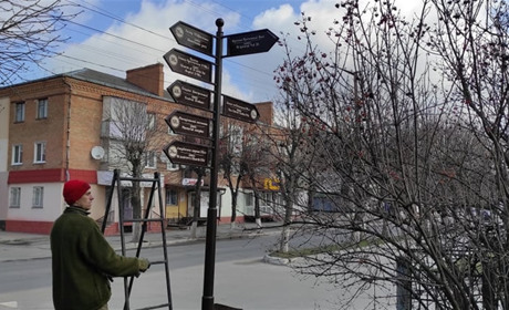 У Старокостянтинові встановлюють нові туристичні вказівники