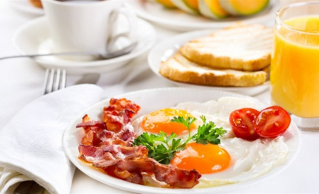 Для любителів сніданків з яєць: добірка рецептів здорових омлетів