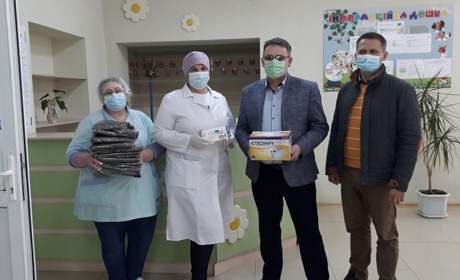 Меценат передав у дитячу лікарню медичне обладнання та засоби індивідуального захисту