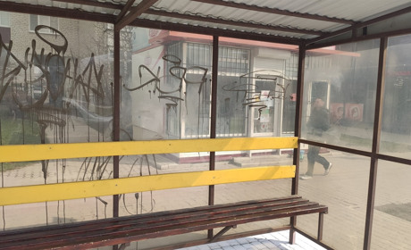 "Лавки ламають, зупинки розмальовують" - Микола Мельничук про псування спільного майна громади