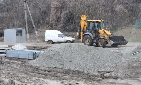 А тепер - тротуари: по вулиці Гагаріна у Білопіллі триває ремонт