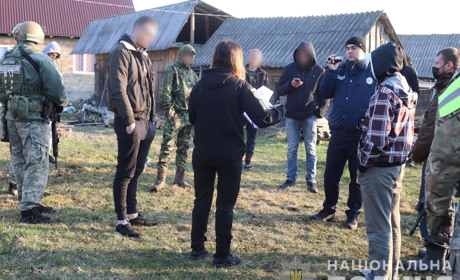 В Сарненському районі «обшукали» село: вилучили бурштин, зброю та мотопомпи