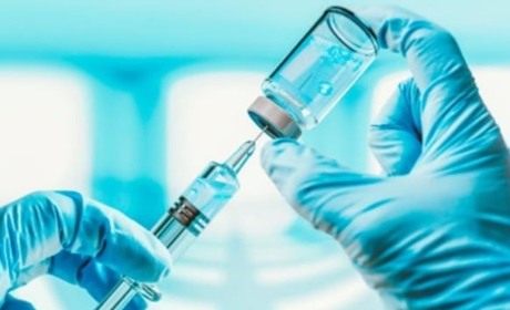 Першими вакцинують проти COVID-19 літніх людей, соцрацівників, освітян, військових ЗСУ