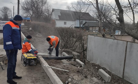 Триває благоустрій Старокостянтинівської ОТГ: ремонт тротуарів, укріплення дамби, розчистка заростей