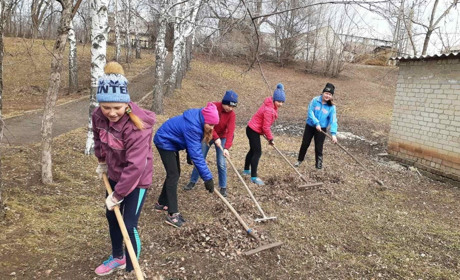 Арапівські гімназисти займаються благоустроєм території школи та села