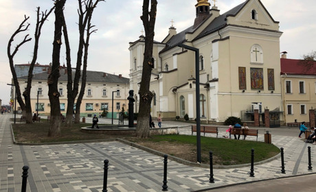 Що не так із відремонтованою площею біля пам’ятника Стефанику