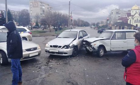 Зіткнулися три легковики: у Лозовій сталася ДТП