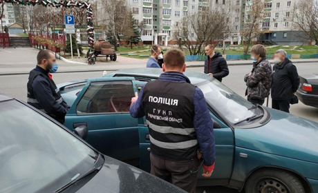 У Чернігові затримали трьох чоловіків, які обікрали магазин на Сновщині та будинок у Корюківці