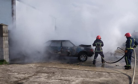 В Дубровиці рятувальники ліквідували пожежу в авто. Машина повністю згоріла