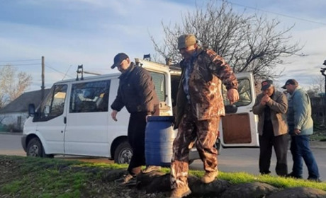 Гуляйпільські рибалки випустили малька коропа в річку Гайчур