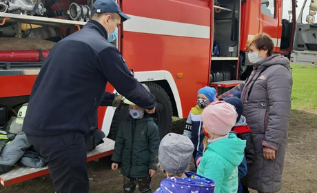 Троїцькі вогнеборці завітали до дитячого садку на пожежному автомобілі та влаштували заняття