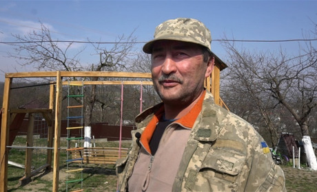 «Повертаю деревам друге життя»: житель села Ревне вирізьблює зі стовбурів фігури тварин