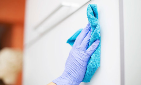 Чи реально заразитися коронавірусом через поверхні: висновки експертів