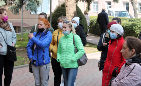Близько 20 батьків прийшли до міськради вимагати відкрити школи для дітей. А ви що думаєте?