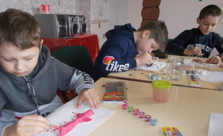 Учасники об'єднання "Творчі долоньки" вчаться пізнавати прекрасне через творчі вироби