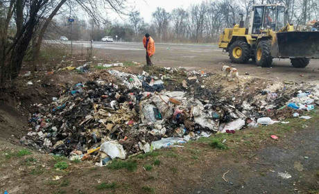 6 КрАЗів непотребу вивезли дорожники зі стихійного сміттєзвалища біля естакади поблизу Кліводина