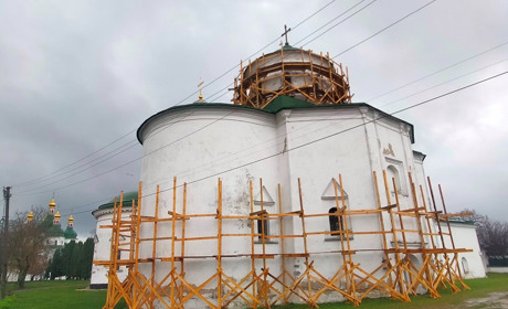 Фарбують фасад Михайлівської церкви