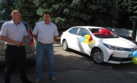 Почему на Toyota Corolla ездит Онищенко, а не Ханатов?