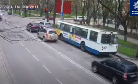 Автівка злетіла та перевернулася. Поліція опублікувала відео потрійної ДТП у центрі Херсона