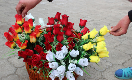 Опитування: чи планують троїчани купувати штучні квіти на Великодні свята