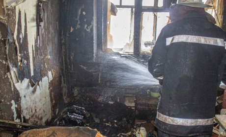 Врятували двох містян: у лозівській двоповерхівці сталася пожежа