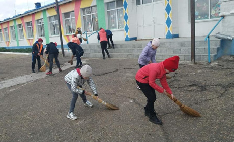 Учні Яменського ліцею наводять лад на шкільному подвір’ї