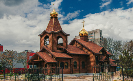 Осяяні сонцем та благословенні Богом: на храмі Петра Калнишевського встановили куполи та хрести