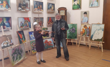 Волноваха мистецька: відкриття виставки в музеї та сольний концерт скрипалів у школі мистецтв