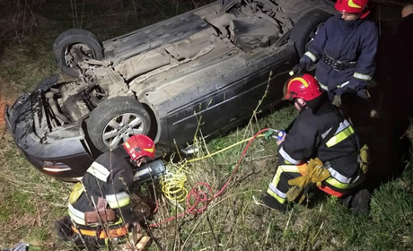 У Кривині Volkswagen відкинуло на обочину та перевернуло догори дригом: викликали рятувальників