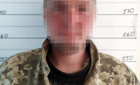 У Славуті, завдяки камерам спостереження, поліцейські швидко знайшли, хто вкрав сумочку у жінки