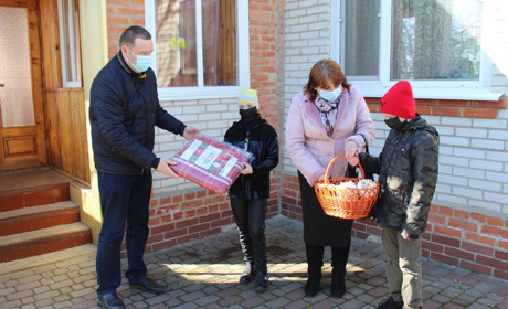 Напередодні Великодня діти з прийомних родин отримали подарунки