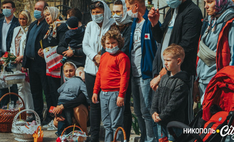 Подія у фото: віряни Нікополя зустріли Великдень