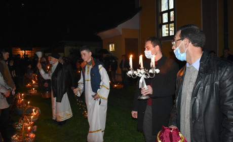 Скорочені літургії, освячення онлайн та масковий режим: На Рахівщини освятили паску