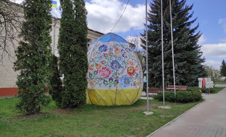 Великодні приготування: на Хмельниччині до свята прикрасили міста