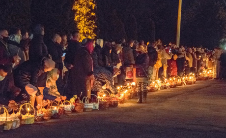 Великодня ніч у Сарнах: як освячували паски у Покровському соборі