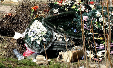 Не носіть «сміття» на кладовище: штучні квіти не мають жодного поминального сенсу, альтернатива є