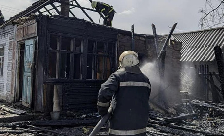 Пожежа на Великдень: у Лозовій горів приватний будинок та господарчі споруди
