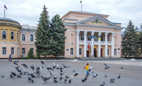 Бути чи ні червоно-чорному стягу на історичній будівлі в Первомайську? Про результати опитування