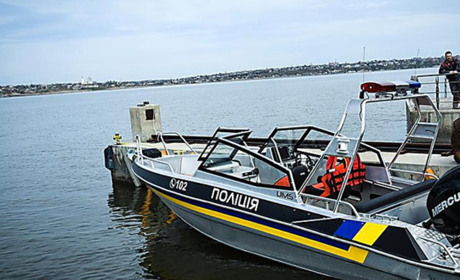 П'яний за кермом. Під Маяками водна поліція зупинила водія човна. Який за це штраф передбачено