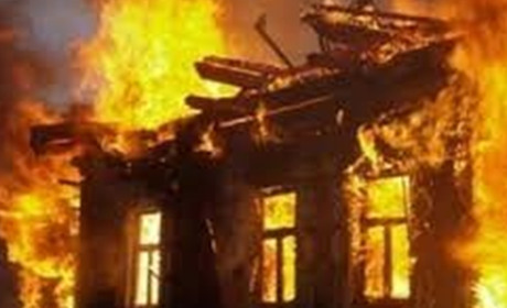 На Славутчині горіла хата і дві будівлі поряд. На щастя, ніхто не постраждав