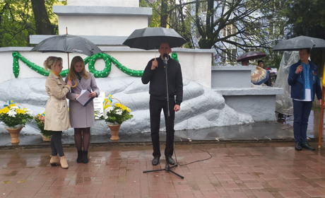 Покладання квітів, хвилини мовчання… Як відзначали 8 і 9 травня у районі