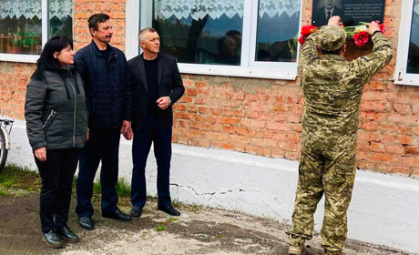 Військові та капелан привітали матерів захисників у Хиночах