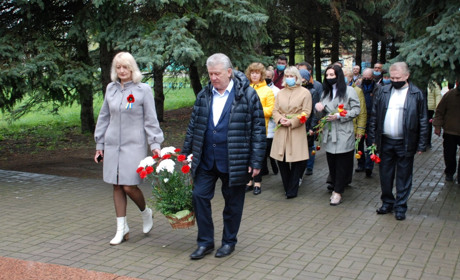 У День пам'яті та примирення у Шостці поклали квіти до братських могил
