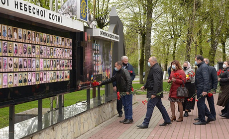 День пам'яті та примирення у Старокостянтинові: мітинг-реквієм, панахида, фотовиставка та нагороди