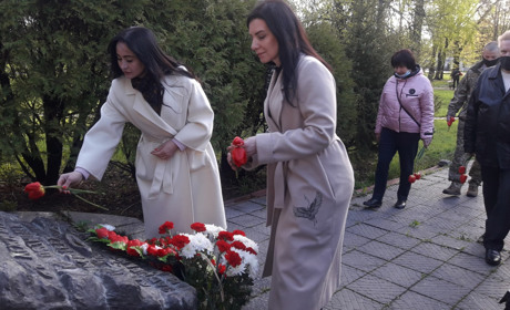 В Шостці та селі Миронівка поклали квіти до братських могил