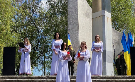 На Пагорбі Слави відбулося віче-пам'яті "Тих днів не змовкне слава"